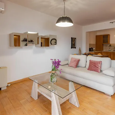Zen Serenity Retreat With Great Outdoors, Pool & Parking